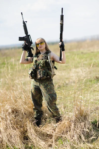 Linda menina do exército com armas — Fotografia de Stock