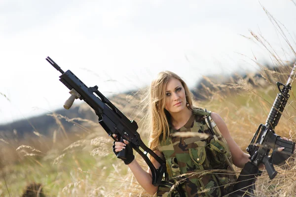 Красивая армейская девушка с оружием — стоковое фото