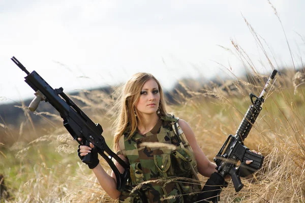 Linda menina do exército com armas — Fotografia de Stock