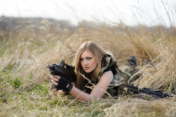 Dívka krásná armáda se zbraněmi — Stock fotografie