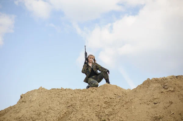 Linda menina do exército com armas — Fotografia de Stock