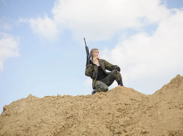 Красива дівчина армії зі зброєю — стокове фото