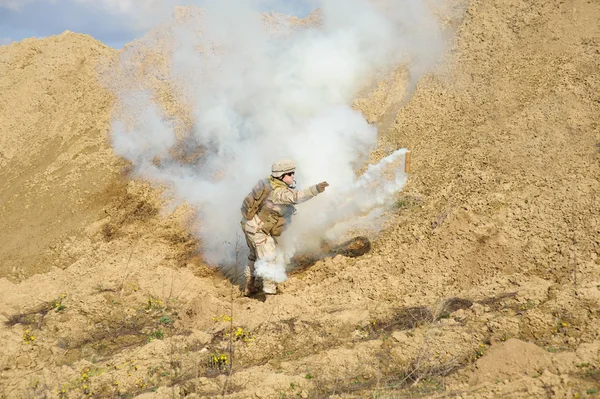 Lindas meninas do exército com armas — Fotografia de Stock