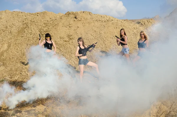 Lindas meninas do exército com armas Fotografias De Stock Royalty-Free