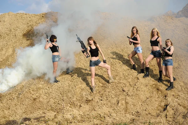 Lindas meninas do exército com armas Fotografia De Stock