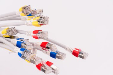 bilgisayar ağ kabloları gri arka plan üzerinde 