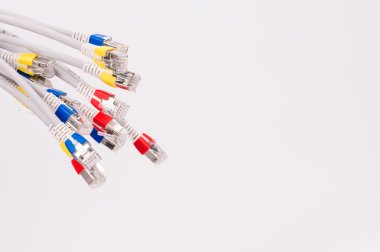 bilgisayar ağ kabloları gri arka plan üzerinde 