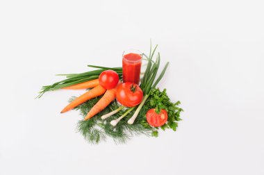 Kırmızı domates ve maydanoz.