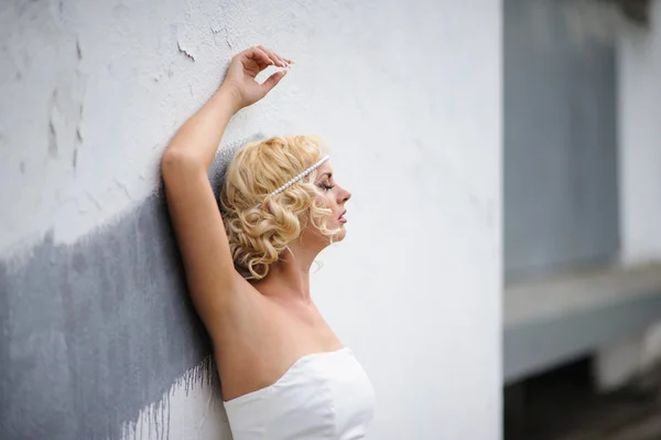 Sexig tjej i vit klänning — Stockfoto