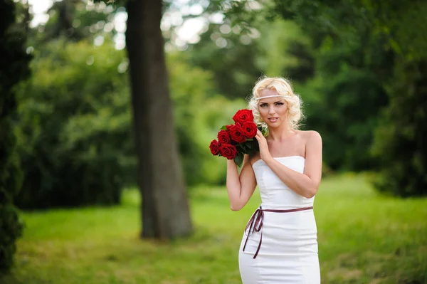 Sexy meisje in witte jurk — Stockfoto