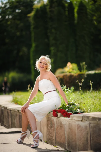 Chica sexy en vestido blanco — Foto de Stock