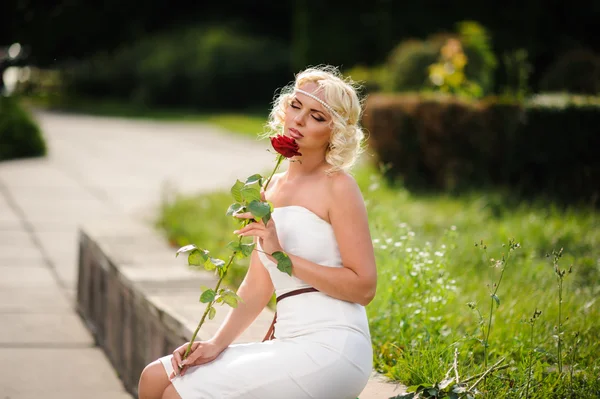Sexy dívka v bílých šatech — Stock fotografie