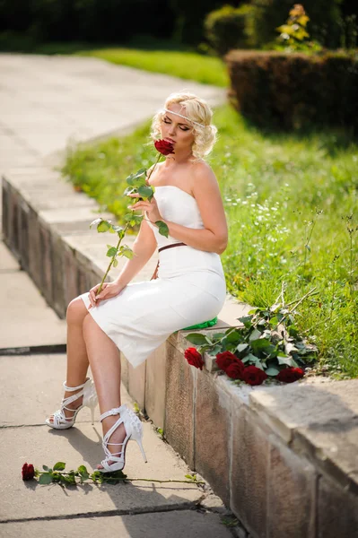 Menina sexy em vestido branco — Fotografia de Stock