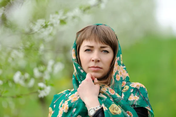 Ragazza in giardino — Foto Stock