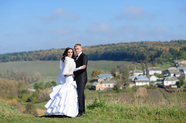 Glad brud och brudgum på deras bröllop — Stockfoto