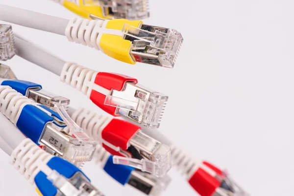 Počítačové síťové kabely nad šedé pozadí — Stock fotografie