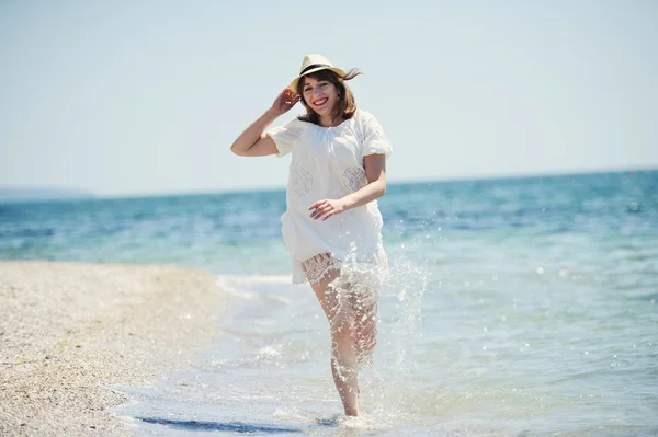 Chica feliz corriendo en la playa del mar — Foto de Stock