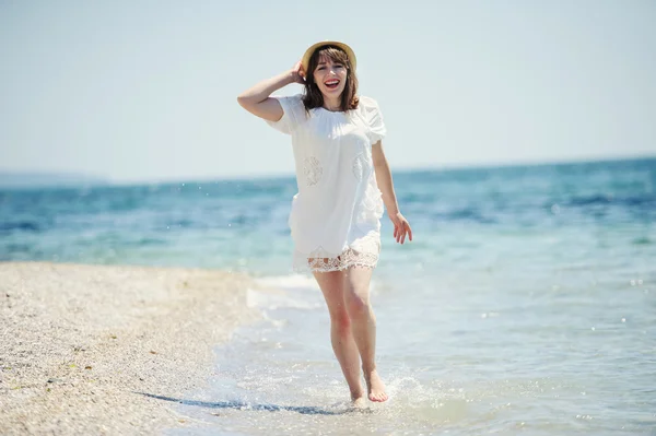 Chica feliz corriendo en la playa del mar — Foto de Stock