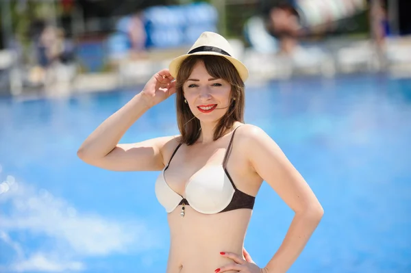 Sexy joven mujer cerca de la piscina — Foto de Stock