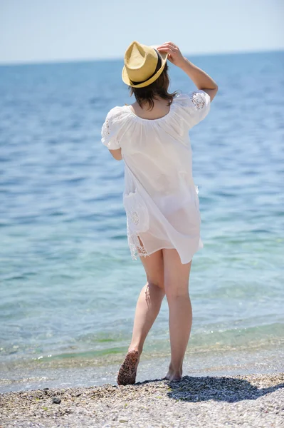 Chica feliz en la playa del mar — Foto de Stock