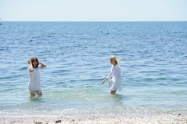 Glückliche Mädchen planschen im Meer — Stockfoto