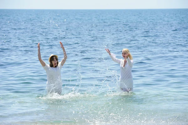 Glückliche Mädchen planschen im Meer — Stockfoto