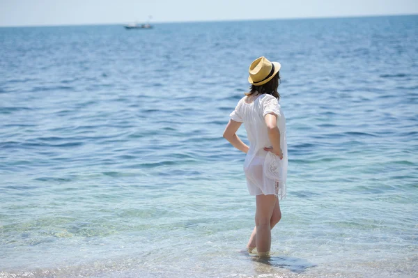 Chica feliz en la playa del mar — Foto de Stock