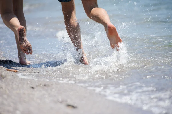 Feliz pareja corriendo en la playa del mar —  Fotos de Stock