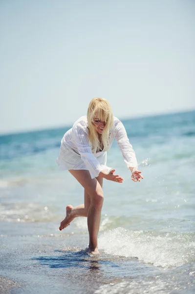 Gelukkig meisje op het strand — Stockfoto