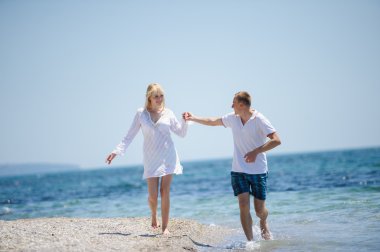 mutlu bir çift deniz plajda çalışan