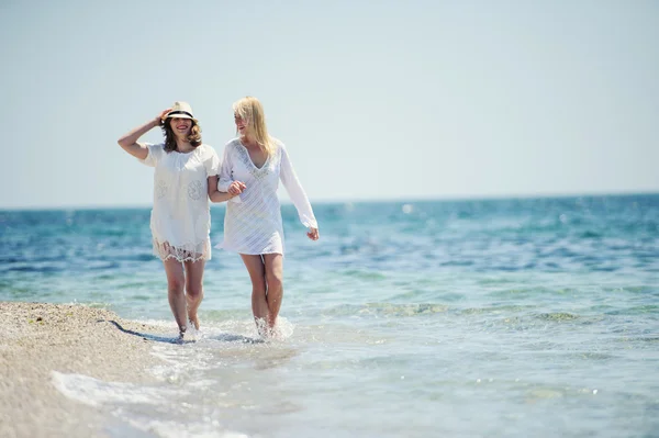 Gelukkig meisjes op het strand — Stockfoto