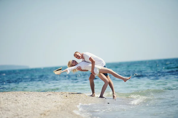 Счастливая пара на морском пляже — стоковое фото