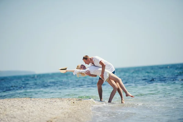 Casal feliz na praia do mar — Fotografia de Stock