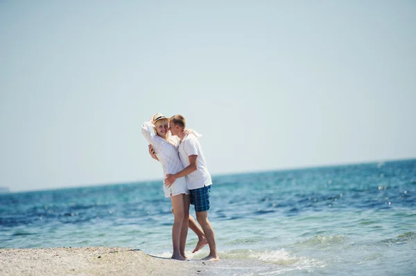 Casal feliz na praia do mar — Fotografia de Stock