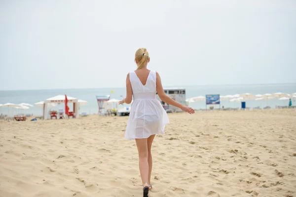 Glückliches Mädchen am Strand — Stockfoto