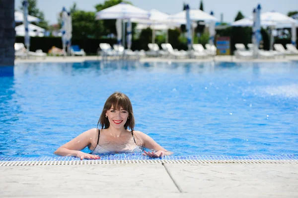 Sexy młoda kobieta na basenie — Zdjęcie stockowe