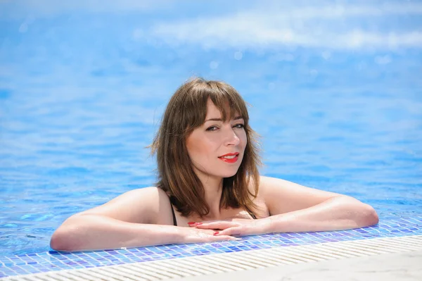 Sexy giovane donna in piscina — Foto Stock