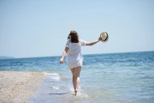 Fille heureuse sur la plage de la mer — Photo