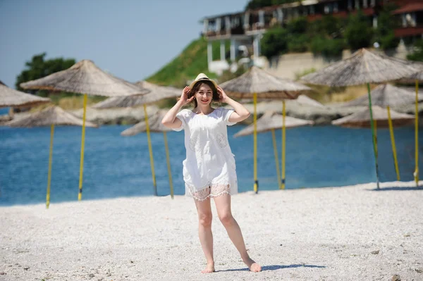 Glückliches Mädchen am Strand — Stockfoto