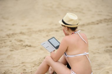 kadın tablet okuyucu sahilde okuma