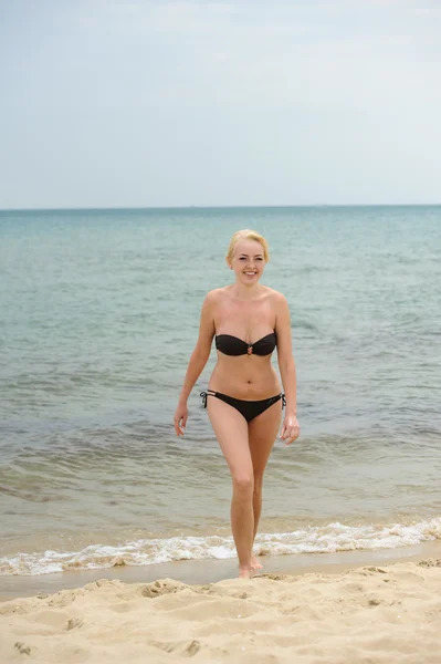 Счастливая девушка на морском пляже — стоковое фото