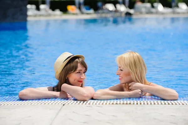 Sexy jovens mulheres no o piscina — Fotografia de Stock