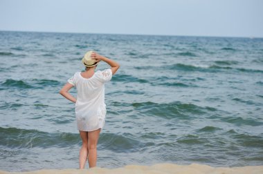 mutlu kız deniz sahilde