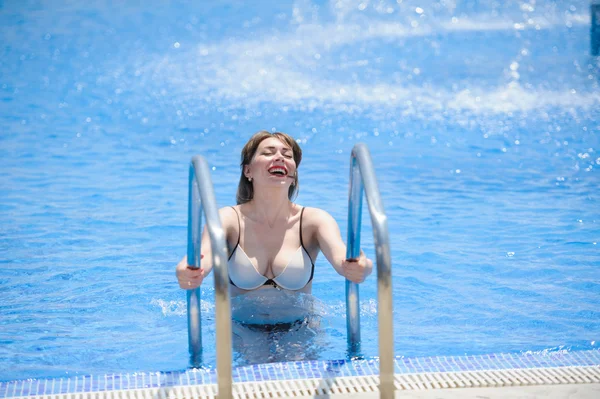 Sexy giovane donna in piscina — Foto Stock