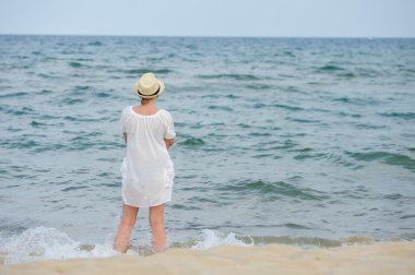 mutlu kız deniz sahilde