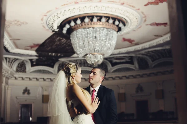 Glückliche Braut und Bräutigam zur Hochzeit — Stockfoto