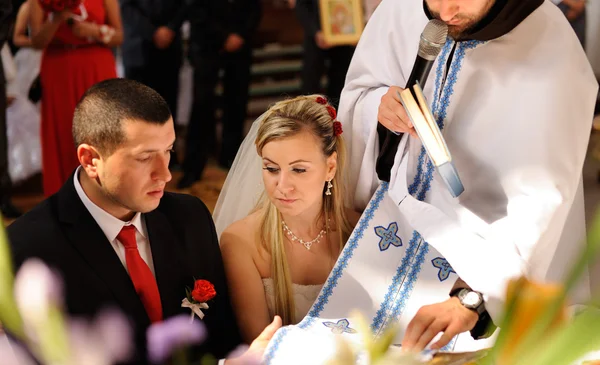 Novia y novio en la iglesia — Foto de Stock