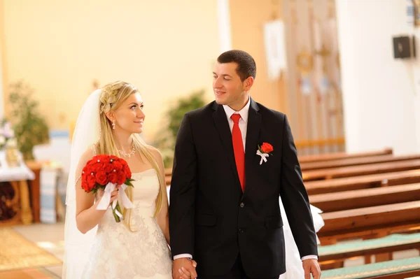 Novia y novio en la iglesia — Foto de Stock