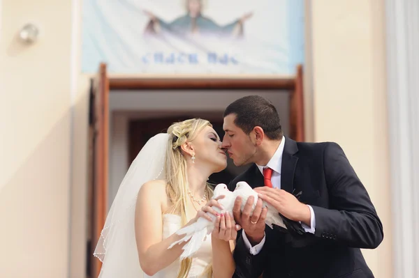 Glückliche Braut und Bräutigam zur Hochzeit — Stockfoto