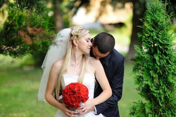 幸せな花嫁と新郎の結婚式で — ストック写真